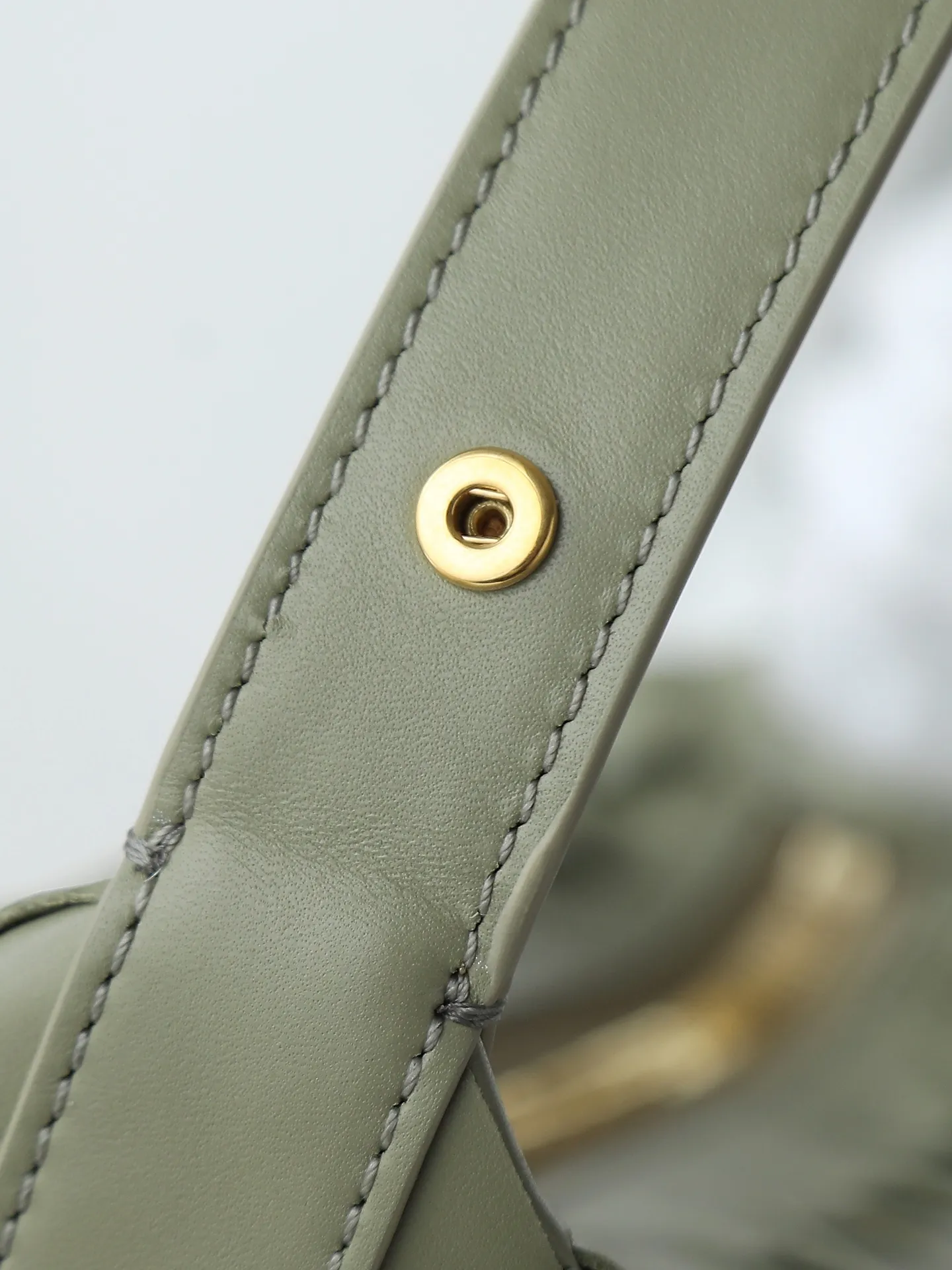 Batch 1640. A lunch bag that is predicted to be popular again this year. The entire bag is made of top-grade naa lambskin. It is very soft and lightweight. It also uses the intrecciato weaving process that the two founders spent several months developing from the beginning of the brand. It is completely hand-woven by Italian craftsmen. It perfectly reflects the craftsmanship of Bottega. The entire bag shape is also a very practical and popular lunch box bag shape. The slightly curved arc of the bag mouth can also better fit our wrists. Style number: 754443 Size: 22*13*9